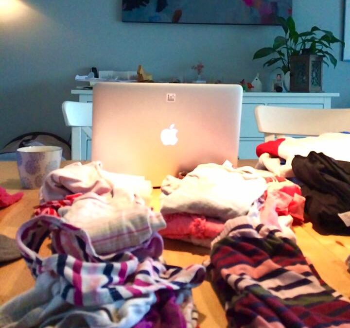 Tu’ diese 5 Dinge, damit die Wäsche dir nicht ständig über den Kopf wächst: